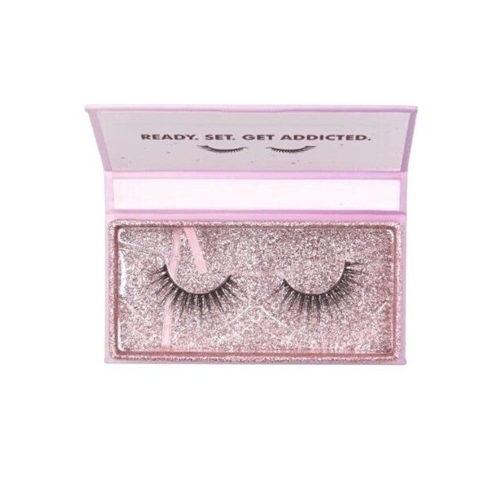 Lashaholic - Luxury Lashes - "They're Real, I Swear"